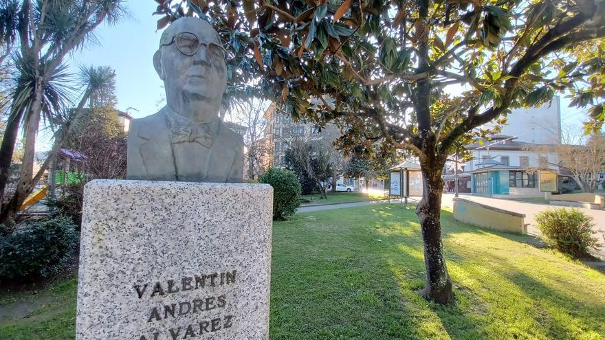 El busto de Valentín Andrés, con las gafas rotas: así se ve la obra en bronce de Legazpi en la villa moscona