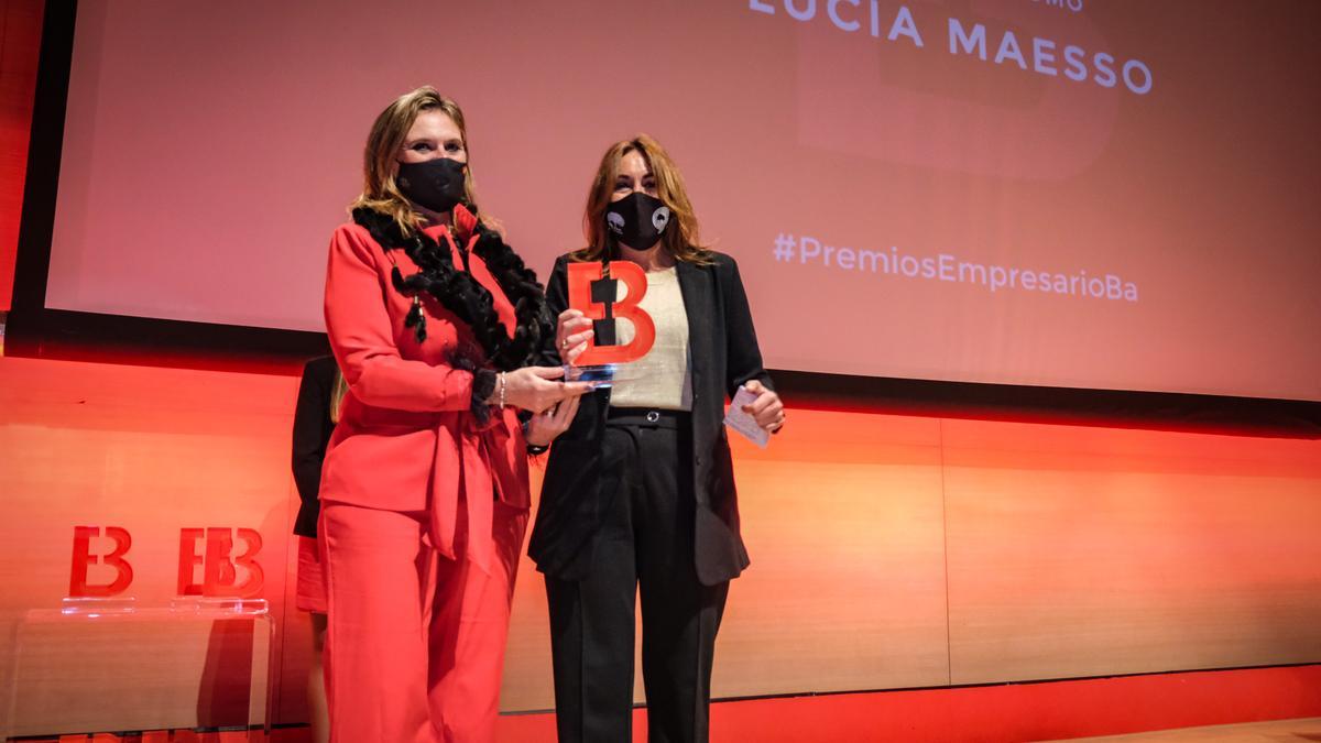 La delegada del Gobierno, Yolanda García, con la ganadera Lucía Maesso.