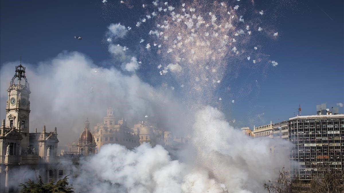 Primera mascleta de las fallas de Valencia, se abre la temporada de  macletades  de la Fallas 2019 en en la plaza del Ayuntamiento 