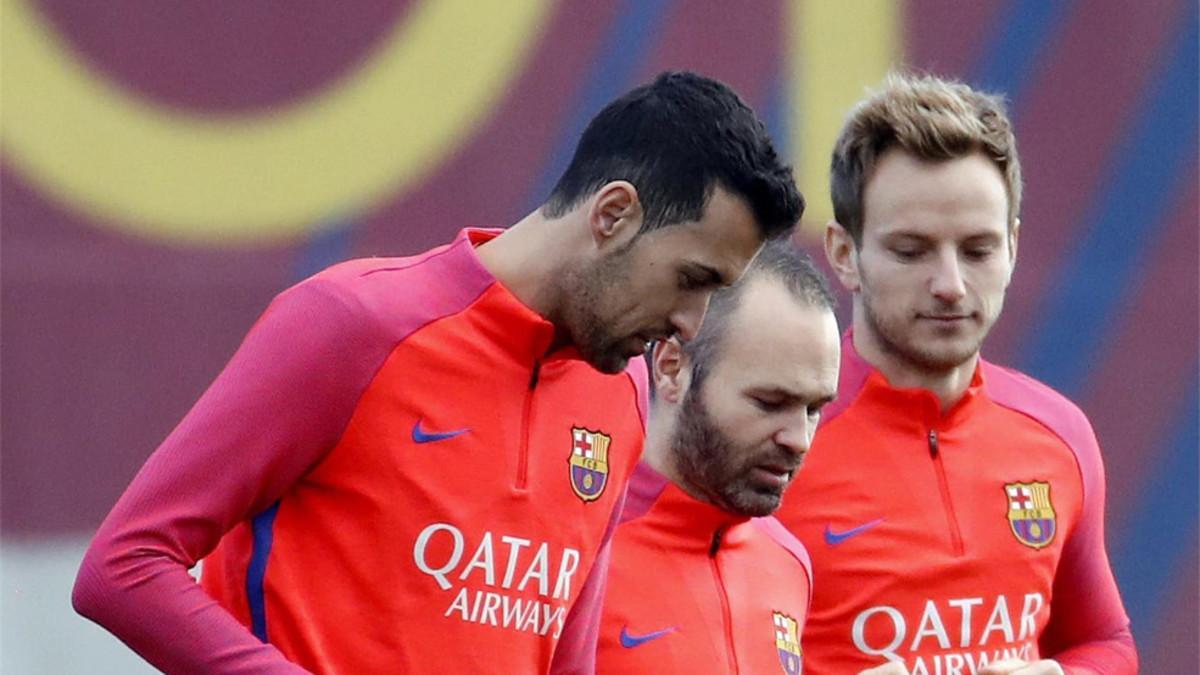 Busquets, Iniesta y Rakitic en un entrenamiento del FC Barcelona