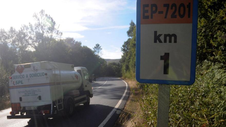 Un camión por la carretera que comunica Forcarei con Silleda. |   // BERNABÉ