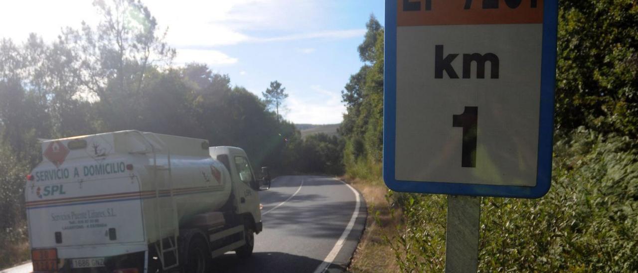 Un camión por la carretera que comunica Forcarei con Silleda. |   // BERNABÉ