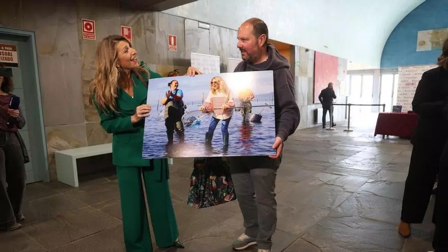 Yolanda Díaz recibió un cuadro con una fotografía suya entre mariscadoras del fotoperiodista Iñaki Abella