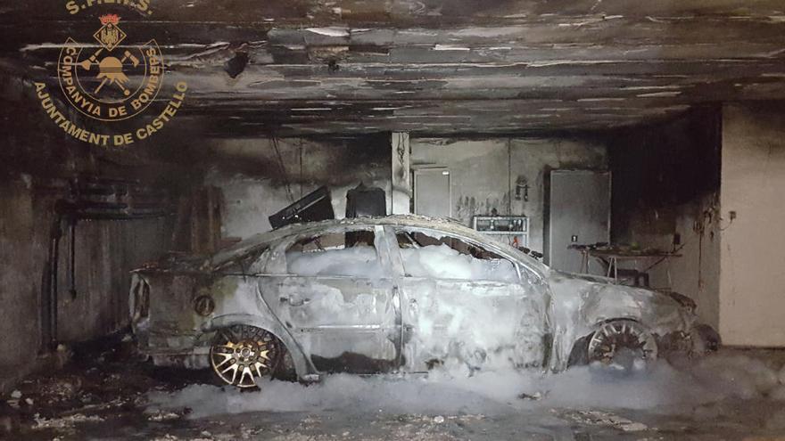 Un incendio en un garaje de la Avenida Ferrandis Salvador provoca daños en dos turismos
