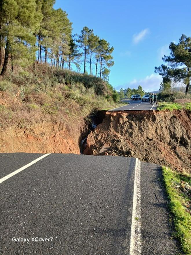 Fotogalería | Un gran socavón corta al tráfico la carretera CC-428 de Berzocana a Logrosán
