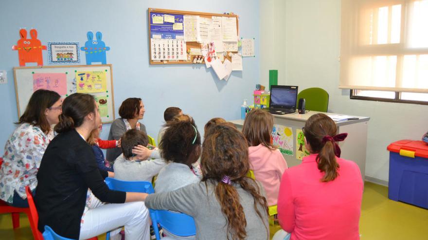 Los niños, durante el taller.