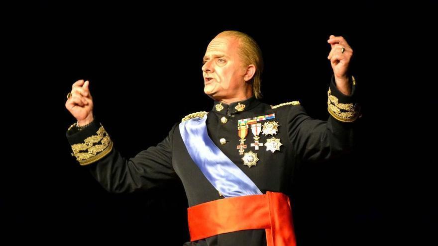 Toni Albà, metido en la piel del rey Juan Carlos, recibe en audiencia al público mallorquín