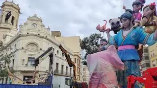 Burriana ya huele a Fallas con los monumentos tomando forma en las calles
