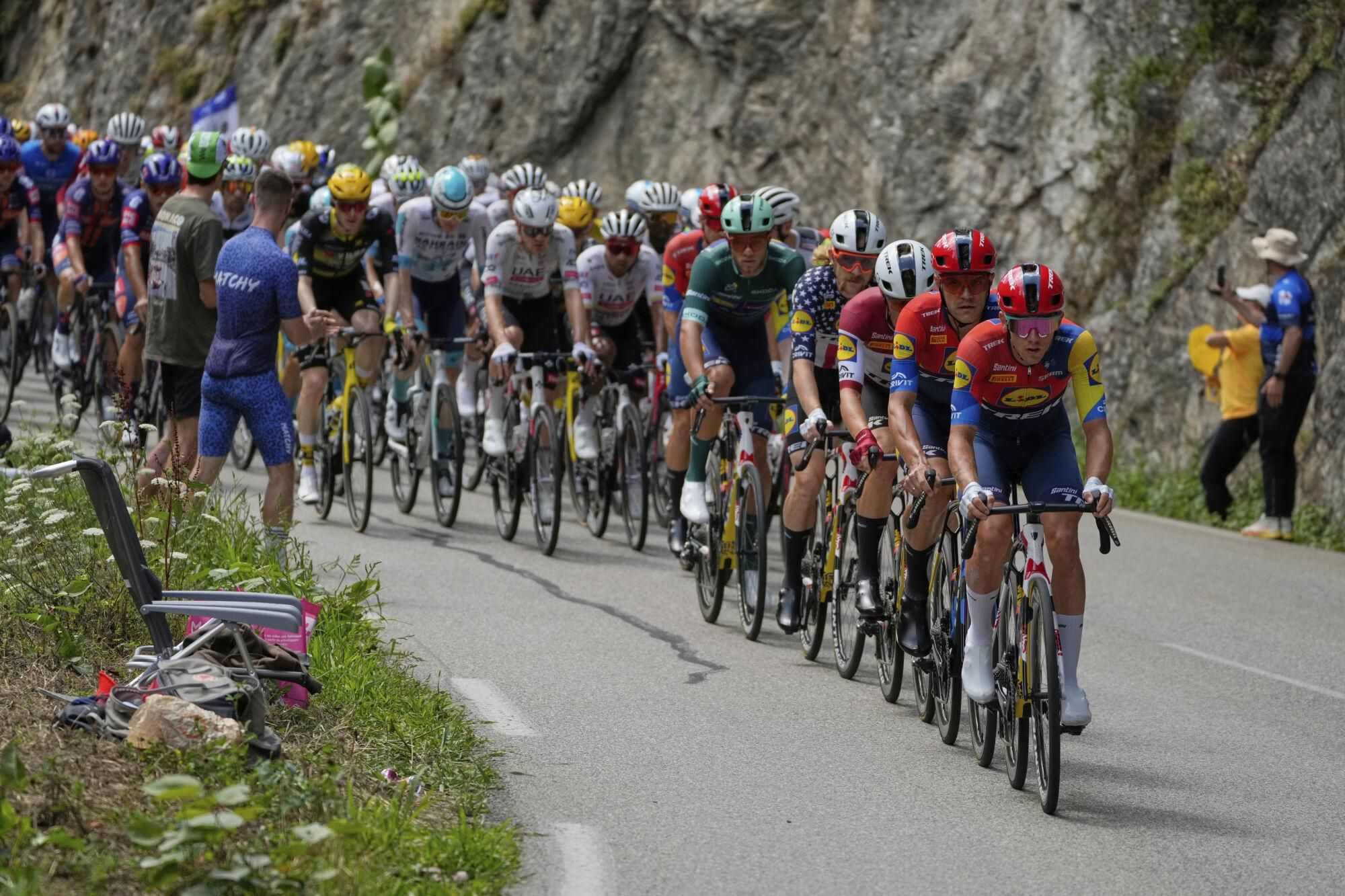 Team Lidl Trek sets the pace for Italy's Jonathan Milan, wearing the best sprinter's green jersey, during the nineteenth stage of the Tour de France cycling race over 93.1 kilometers (57.85 miles) with start in Albertville and finish in La Plagne, France, Friday, July 25, 2025. (AP Photo/Mosa'ab Elshamy)