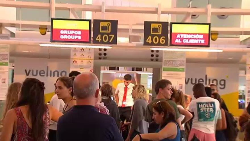 Cancelaciones en decenas de vuelos y retrasos de hasta 10 horas provocaron la crispación ayer en El Prat