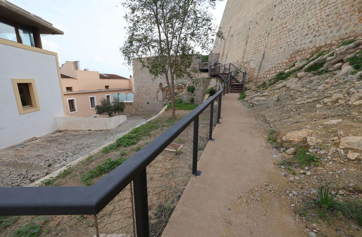 Detalle de la nueva plataforma y escalera que une la calle Santa María con es Revellí.
