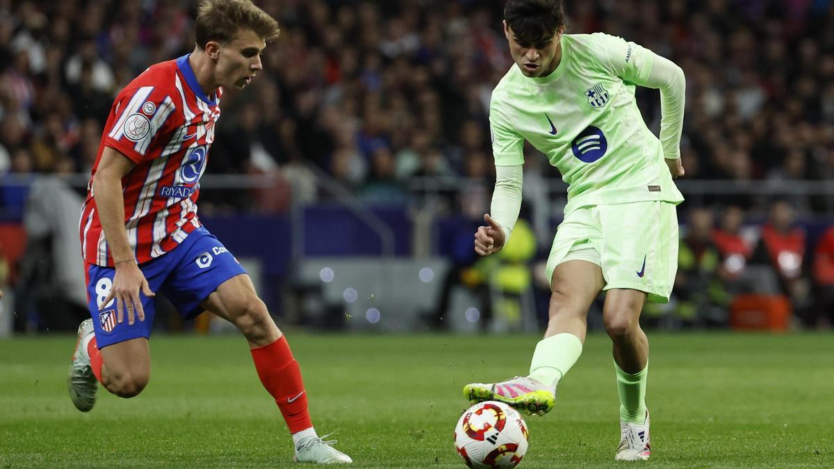 Pedri inicia una jugada de ataque ante Pablo Barrios en la primera parte del Atlético-Barça en el Metropolitano.