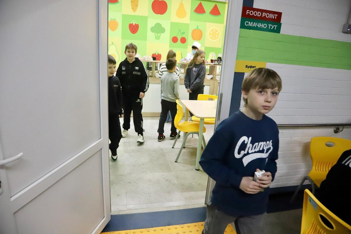 Varios niños en la cantina del Colegio 124 de Járkov, inaugurado en septiembre de 2025.