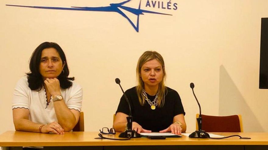 Leticia Marinero y Arancha Martínez Riola, ayer, en la sala de prensa. | M. M.