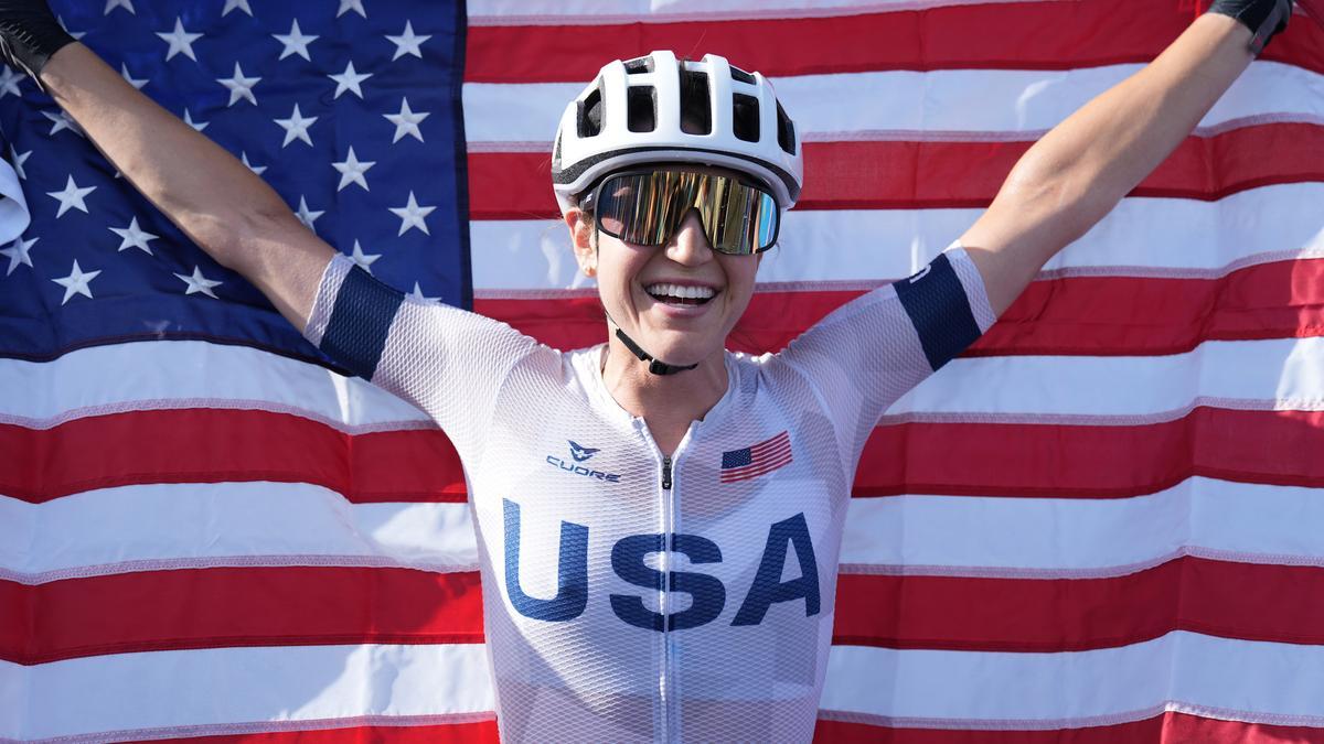 Kristen Faulkner celebra el oro de ciclismo con la bandera de su país