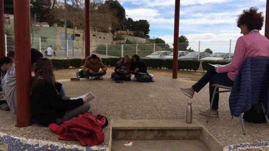 Imagen de la clase que tuvo lugar en el patio el pasado lunes.