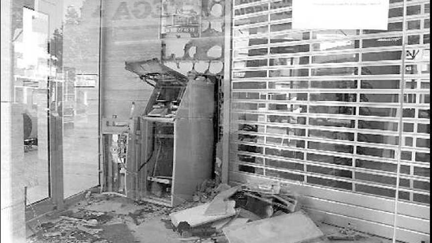 Imagen del cajero automático de RuralCaja en el que los delincuentes reventaron el cajero con explosivos