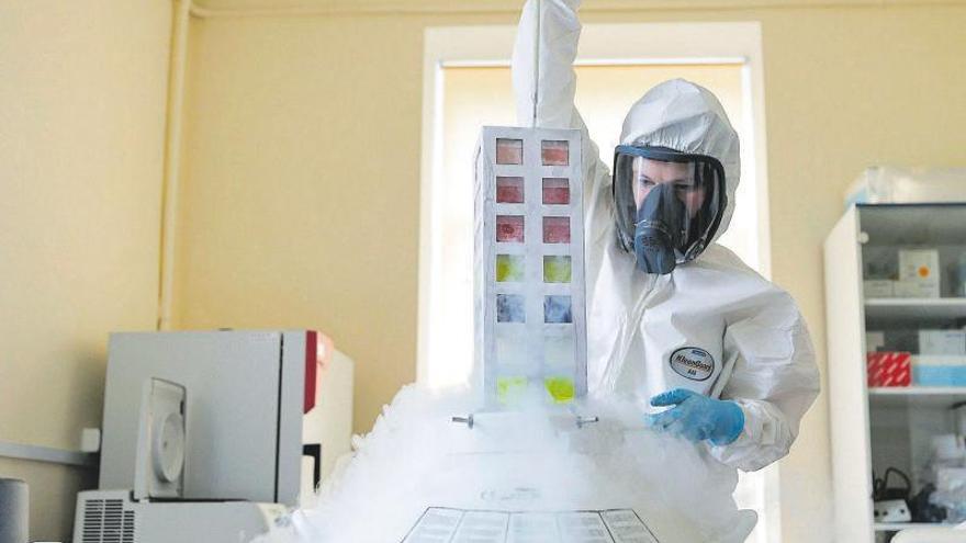 Un investigador del Instituto Gamaleya de Moscú trabaja en una vacuna.
