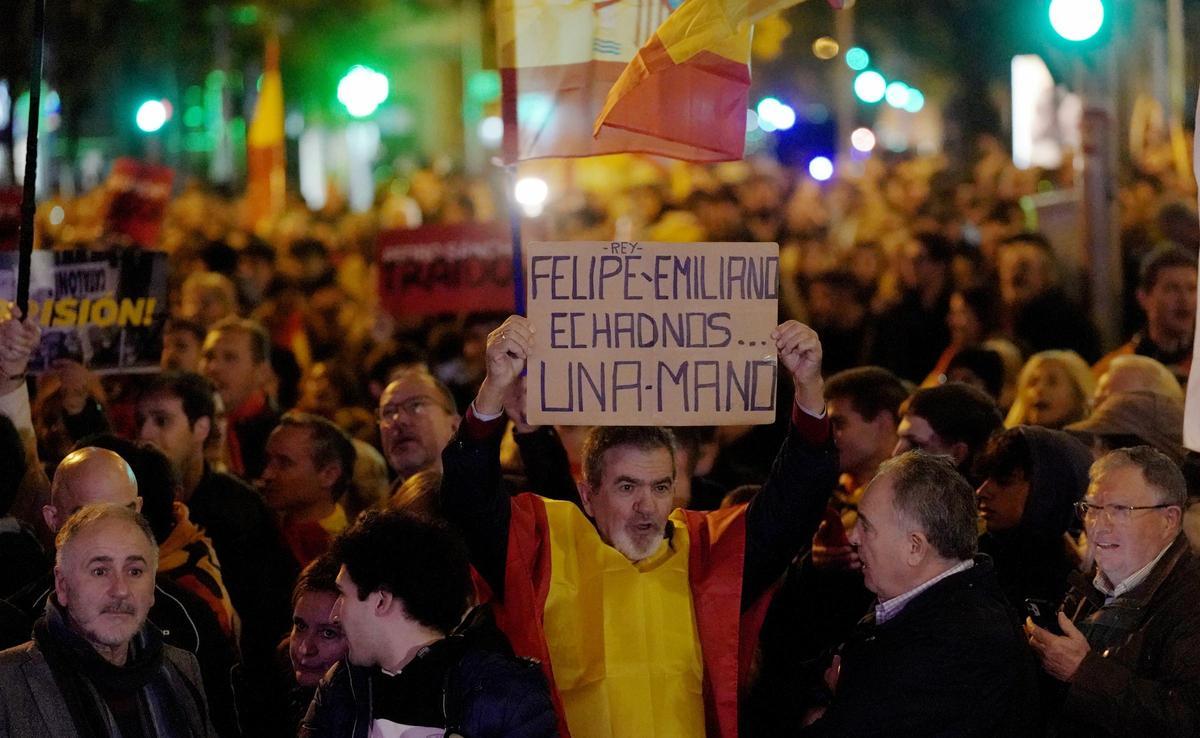 Octava noche de protestas en la sede del PSOE.