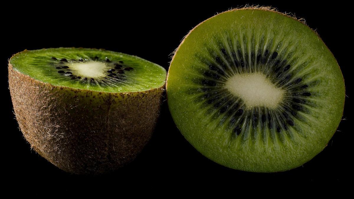 Los beneficios de comer un kiwi a diario.