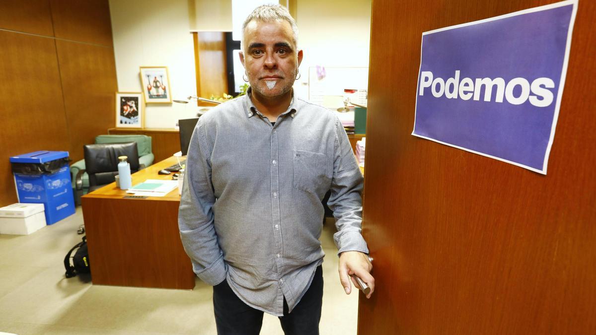 El portavoz de Podemos, Andoni Corrales, en las Cortes de Aragón.