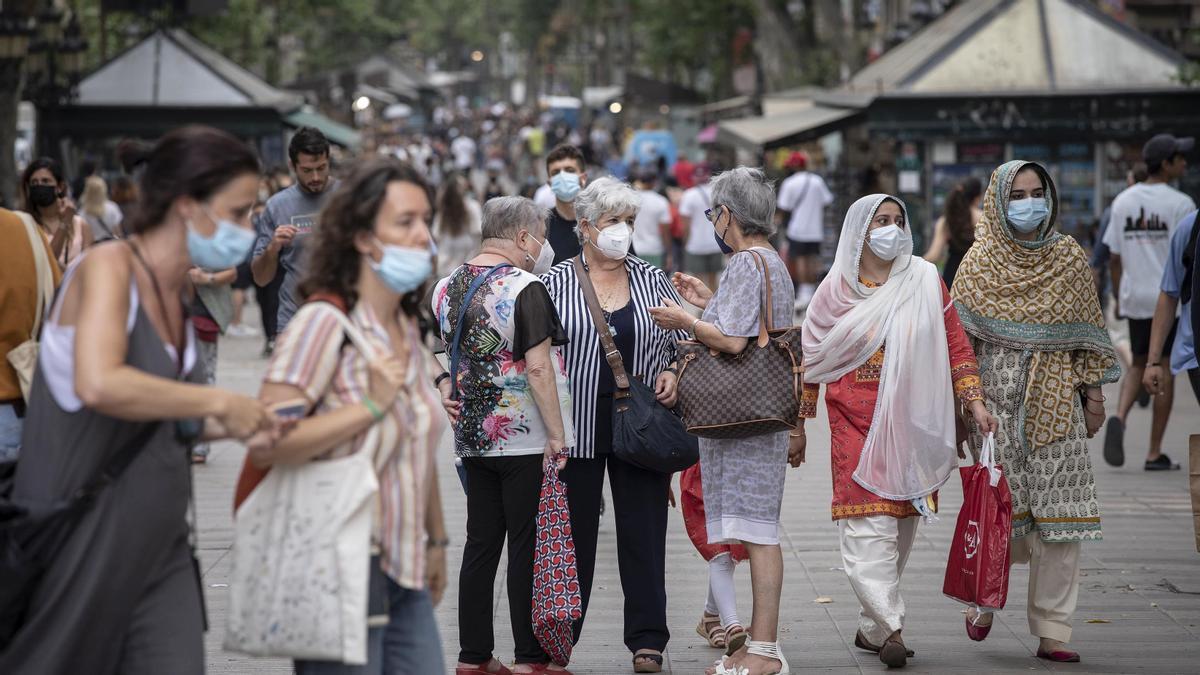 Gente paseando con mascarilla