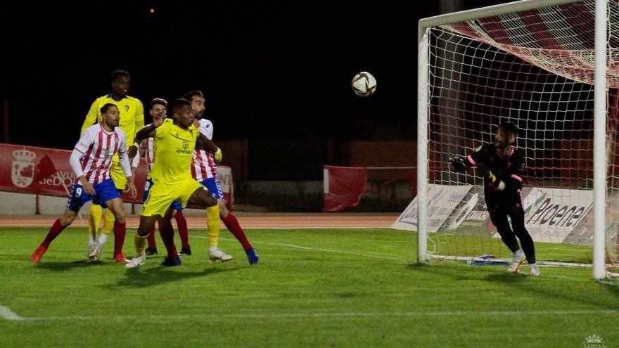 Don Benito-Cádiz B . Sebas Gil, derecha, se dispone a atrapar el balón.