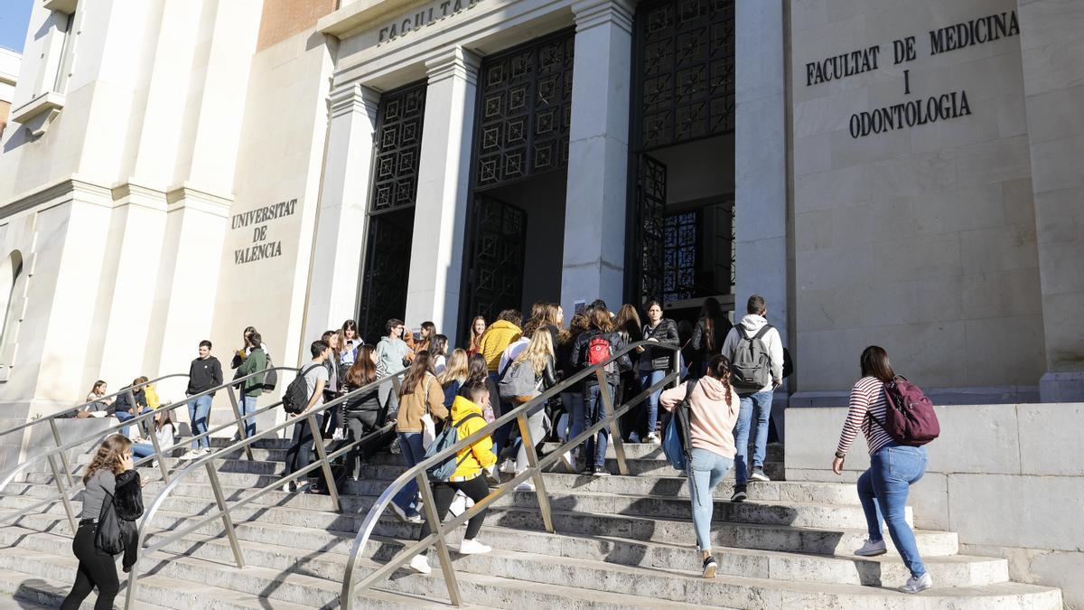 Estudiantes de Medicina en la puerta de la facultad