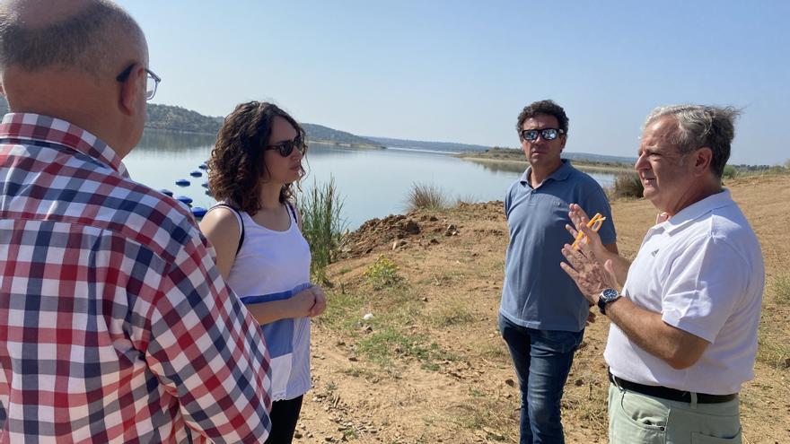 Salvador Fuentes visita La Colada para conocer el problema del suministro de agua de primera mano