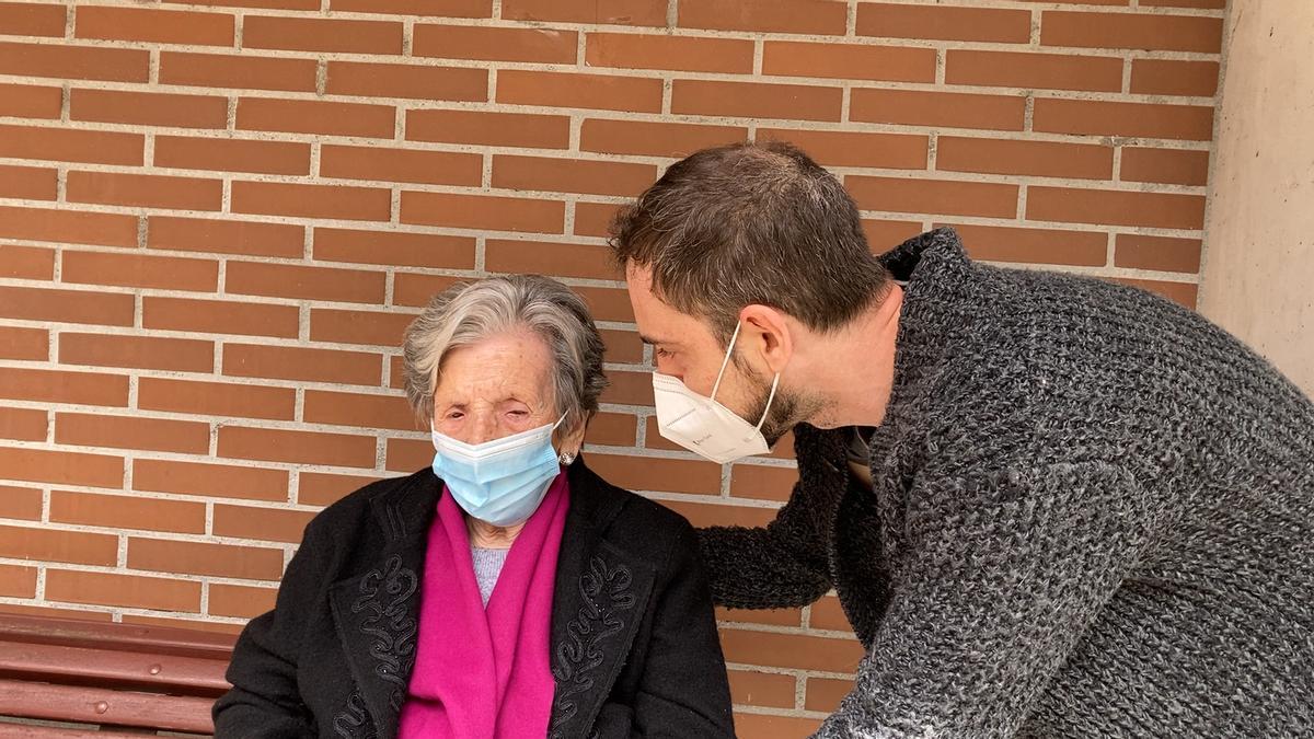 Maruja González Escandón y su nieto Alberto Navarro Migoya