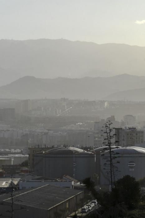 13-01-19 LAS PALMAS DE GRAN CANARIA. EL SEBADAL, PUERTO Y BARRIO DE LAS COLORADAS. LAS PALMAS DE GRAN CANARIA. METEOROLOGIA. Calima desde El Sebadal, el pueto y el Barrio de Las Coloradas.  Fotos: Juan Castro.  | 13/01/2020 | Fotógrafo: Juan Carlos Castro