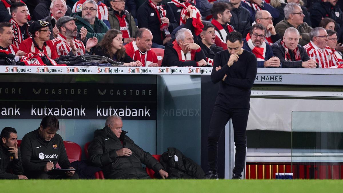 Xavi, pensativo, durante el duelo de Copa ante el Athletic en San Mamés.