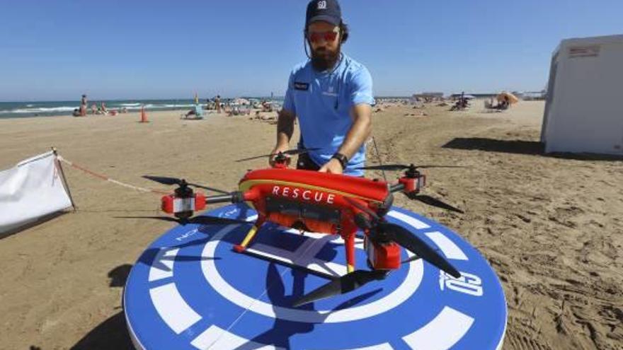 Dos drones ya «cubren las espaldas» a los socorristas de la playa del Port de Sagunt