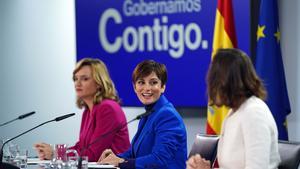 La ministra portavoz, Isabel Rodríguez (centro), junto a la ministra de Educación, Pilar Alegría (a su derecha), y la ministra de Industria, Reyes Maroto, este lunes, en la rueda de prensa tras el Consejo de Ministros. 