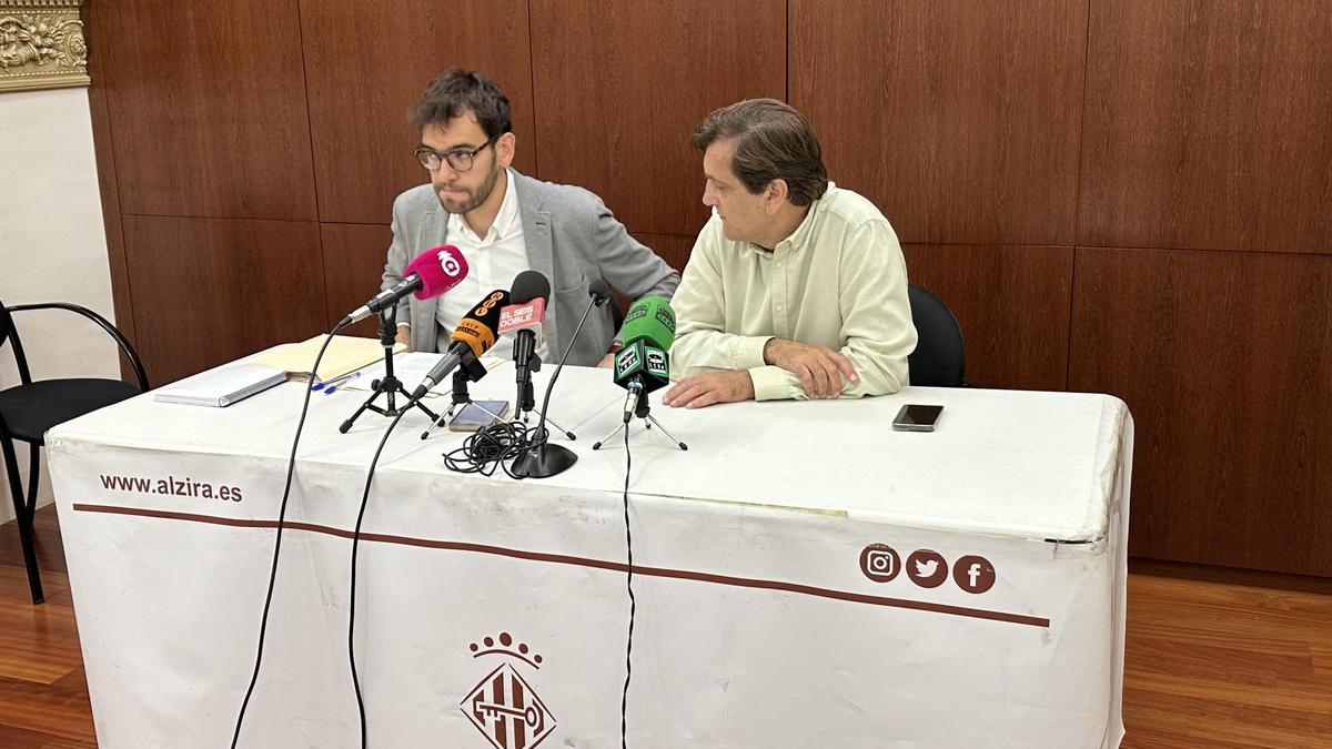 El concejal de Urbanismo, Andrés Gomis, junto al alcalde de Alzira, Alfons Domínguez.