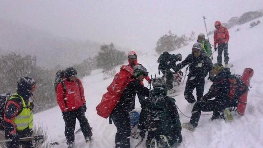 Rescate de dos esquiadores en Pajares