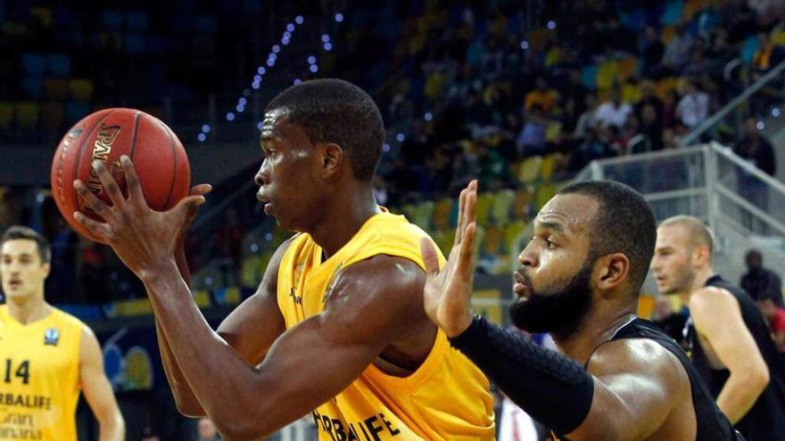 Mouhamed Barro, con el balón, en un partido del Gran Canaria.