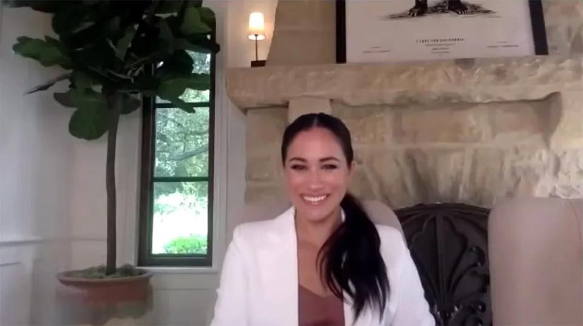 Meghan Markle durante un directo en su casa de California donde se pude ver el ficus lyrata en el rincón izquierdo