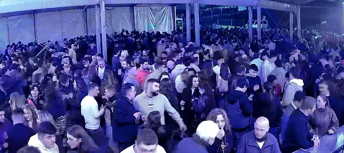 Vista de público en la fiesta de este miércoles en Grado.