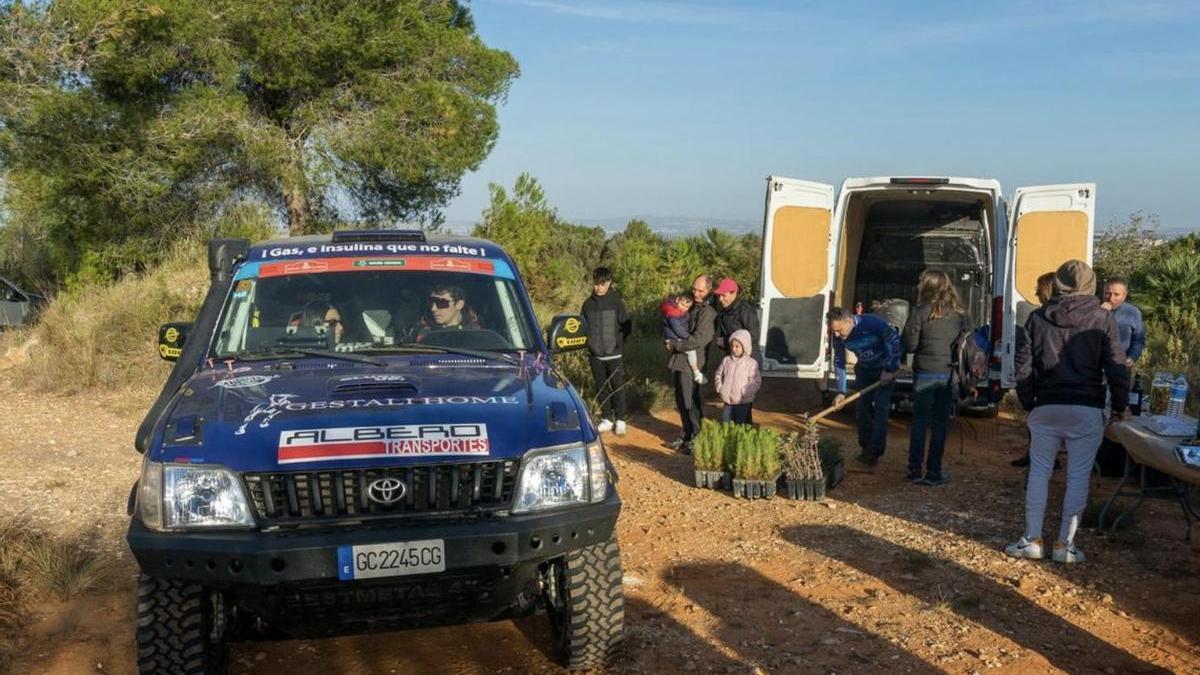Daniel Albero, con la azada, y el Toyota Land Cruiser con el que repetirá en el Dakar 2024