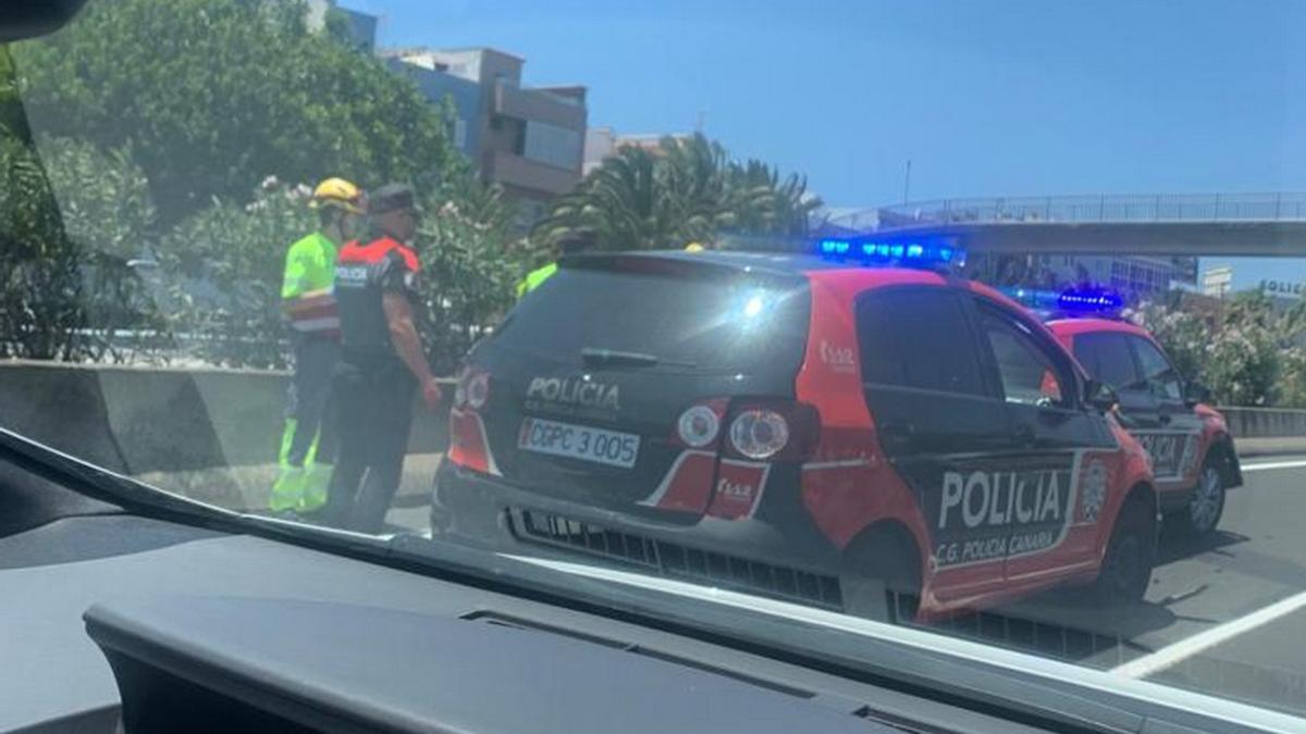 Imagen del accidente de dos patrullas de la Policía Canaria en la GC-1 este viernes.