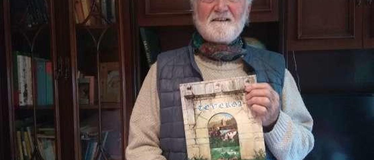 Celso Peyroux, con el libro &quot;Teverga, historia y vida de un concejo&quot;.