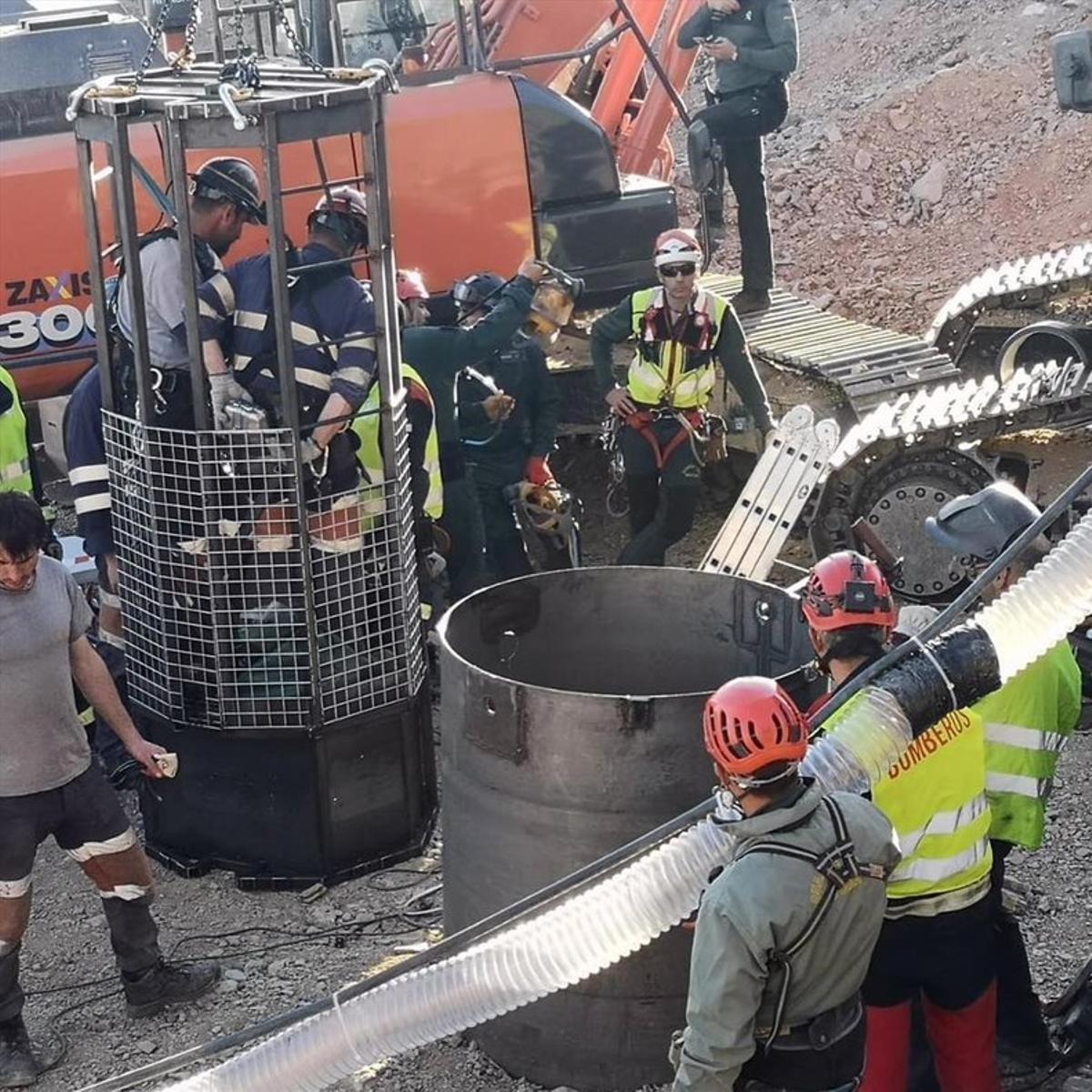  Minero de la empresa publica estatal  Hunosa desplazados desde Asturias acaban de acceder al pozo vertical para comenzar la excavacion de la galeria horizontal que conectara con el pozo en el que se busca a Julen