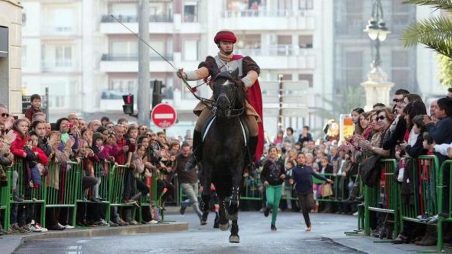 El guardacostas Francesc Cantó, en el momento de tomar la peligrosa curva que le llevaría directamente a la plaça de Baix.