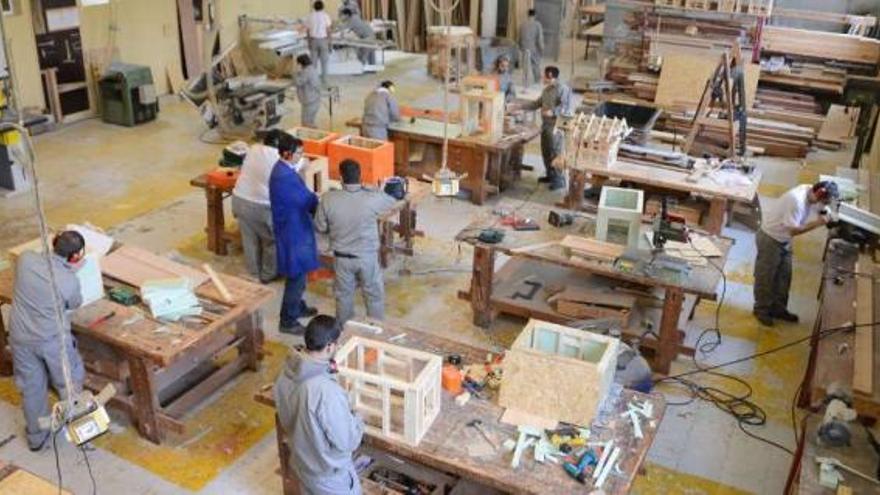 Alumnos reciben un curso de la familia de la madera en el Patronato Beiramar, en Tirán. // Gonzalo Núñez