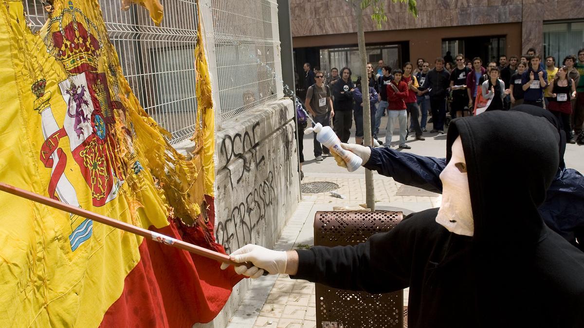 Quema de una bandera de España.