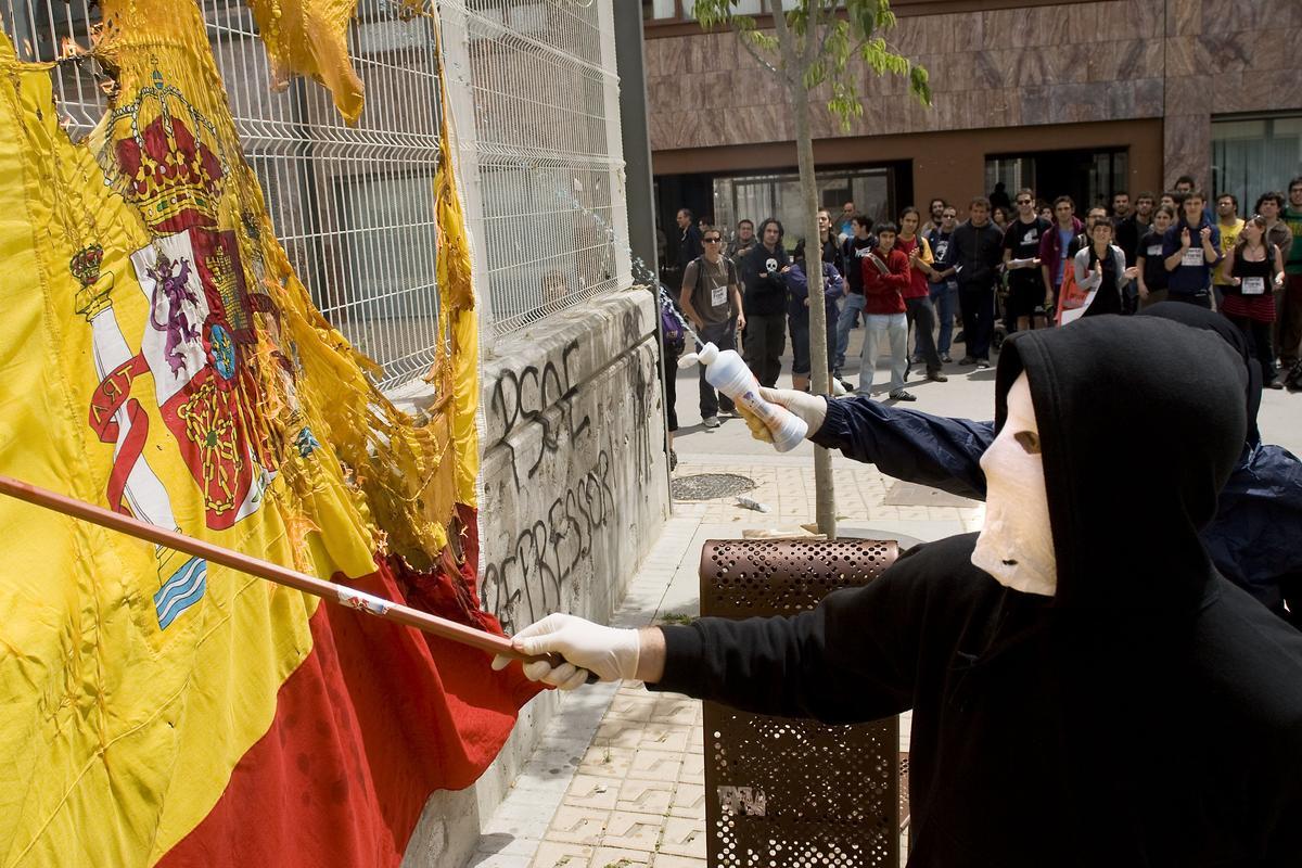 Absolt un independentista per cremar una bandera espanyola el 12 d’octubre