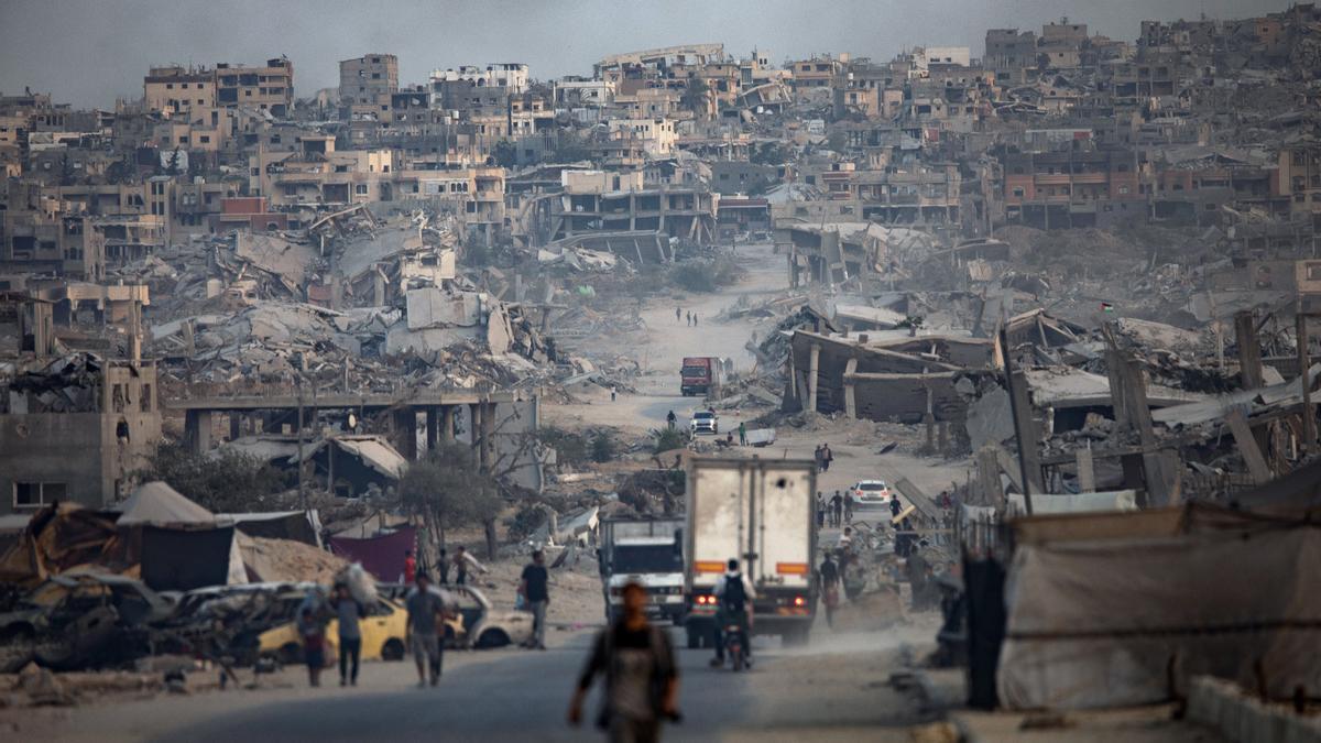 Palestinos desplazados en Jan Yunis (Gaza), este sábado.