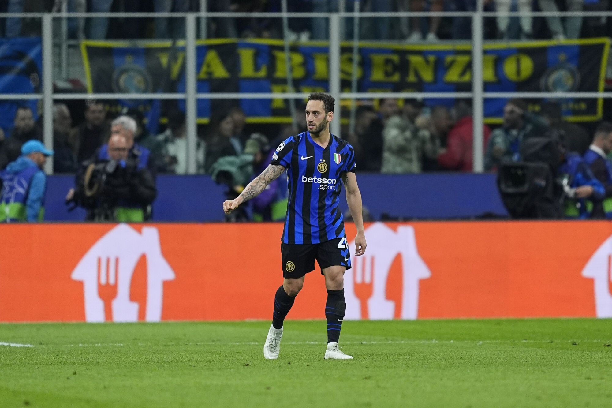 Hakan Calhanoglu of Inter in action during the UEFA Champions League 2024/25 Semi Final First Leg match between FC Internazionale Milano and FC Barcelona at Giuseppe Meazza Stadium on May 06, 2025 in Milan, Italy. AFP7 06/05/2025 ONLY FOR USE IN SPAIN. Dennis Agyeman / AFP7 / Europa Press;2025;SOCCER;SPAIN;SPORT;ZSOCCER;ZSPORT;FC Internazionale Milano v FC Barcelona - UEFA Champions League 2024/25 Semi Final Second Leg;