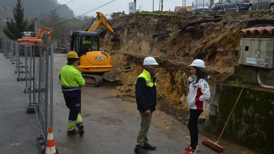 La alcaldesa y el edil de Vías e Obras supervisan la obra del nuevo muro de A Porteliña. / FdV